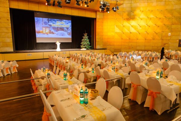 Weihnachtsfeier in Gelb/Orange